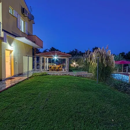 Nice Home In Pavicini With Outdoor Swimming Pool *
