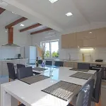 Semesterbostad 4 Bedroom Amazing In Pavicini