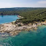4 Bedroom Amazing In Pavicini