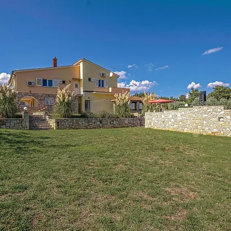 4 Bedroom Amazing In Pavicini