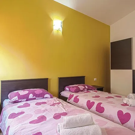 4 Bedroom Amazing In Semesterbostad Pavicini